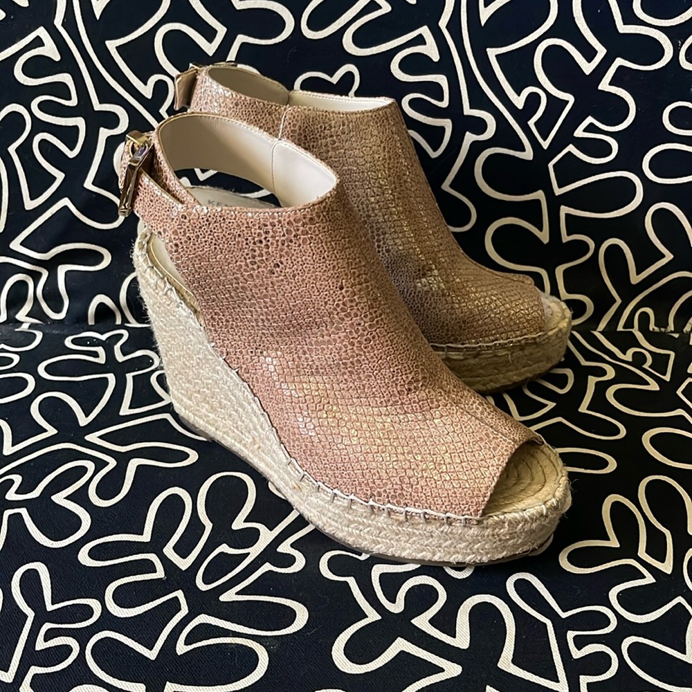 Kenneth Cole “Odette” Wedge Platform Heels Gold Peak Toe Back Strap 8M Worn Once
